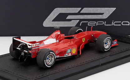 Coche modelo Ferrari F1 rojo con logotipos de patrocinadores en expositor, también disponible a través de Vroomi.