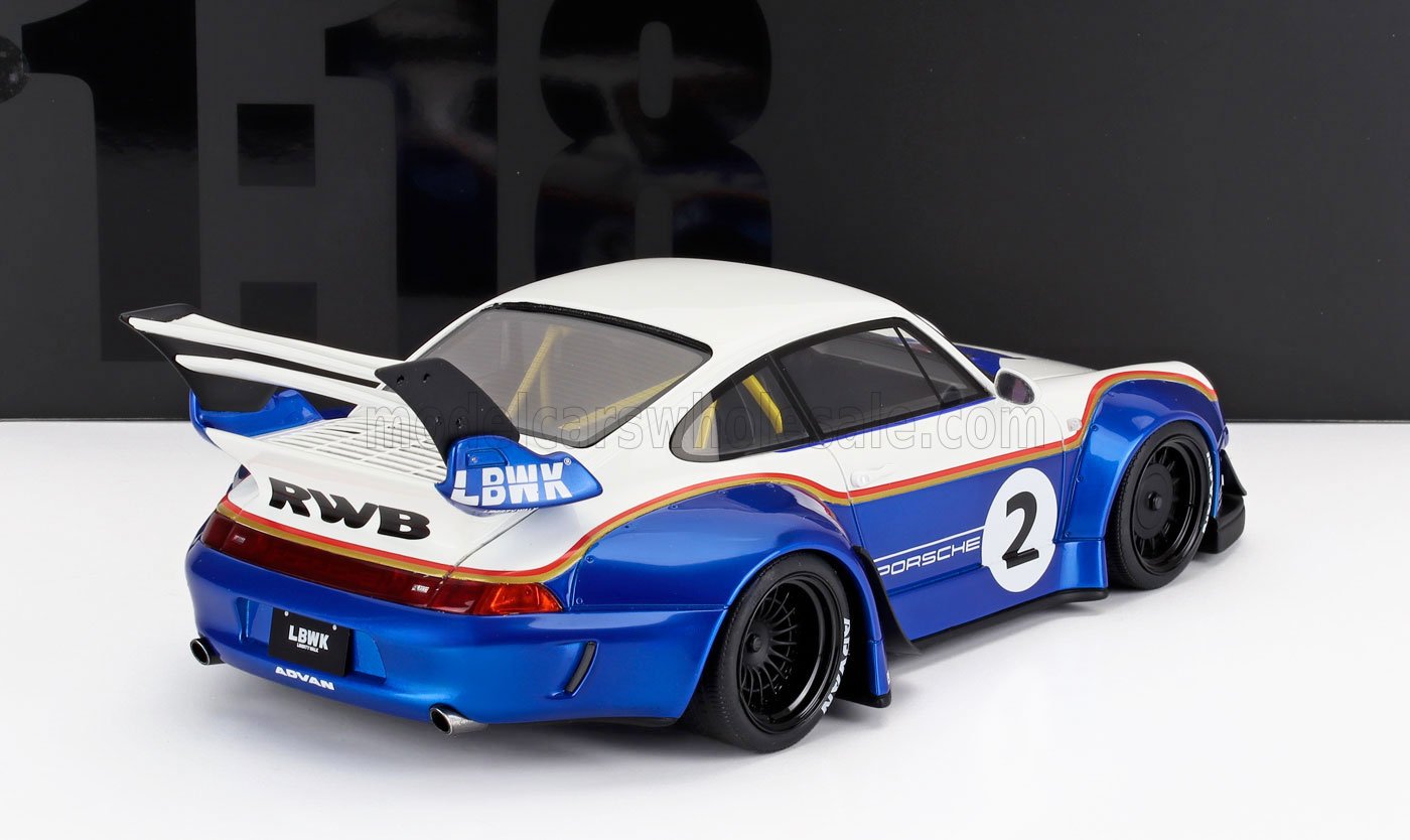 Coche modelo Porsche 911 RWB azul y blanco con número de carrera 2, alerón trasero y kit de carrocería ancha, disponible en Vroomi.