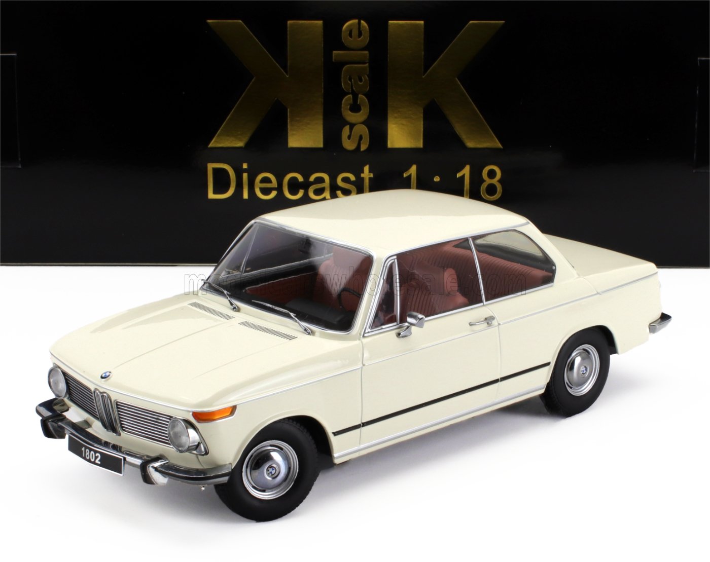 Cream, modelo de coche BMW 1802 a escala 1:18 con interior rojo, disponible en la plataforma Vroomi.