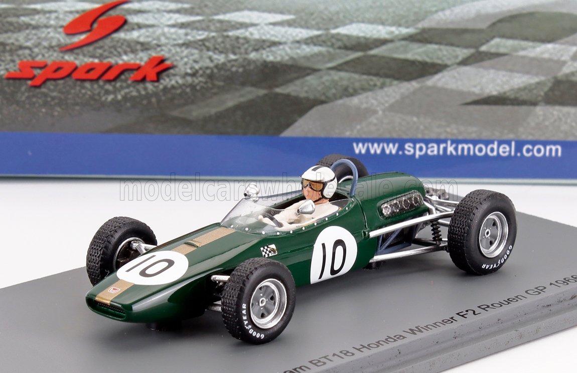 Maqueta a escala 1:43 del coche de carreras Brabham BT18 Honda F2 de 1968 en color verde con figura del piloto, disponible en Vroomi.
