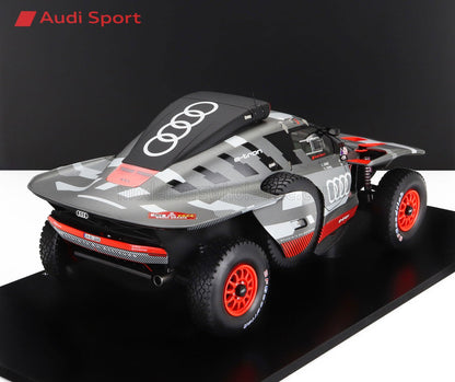 AUDI - RS Q E-TRON E2 TEAM AUDI SPORT N 204 GANADOR DEL RALLY DAKAR 2024 CARLOS SAINZ - LUCAS CRUZ - GRIS PLATEADO NEGRO - Vroomi