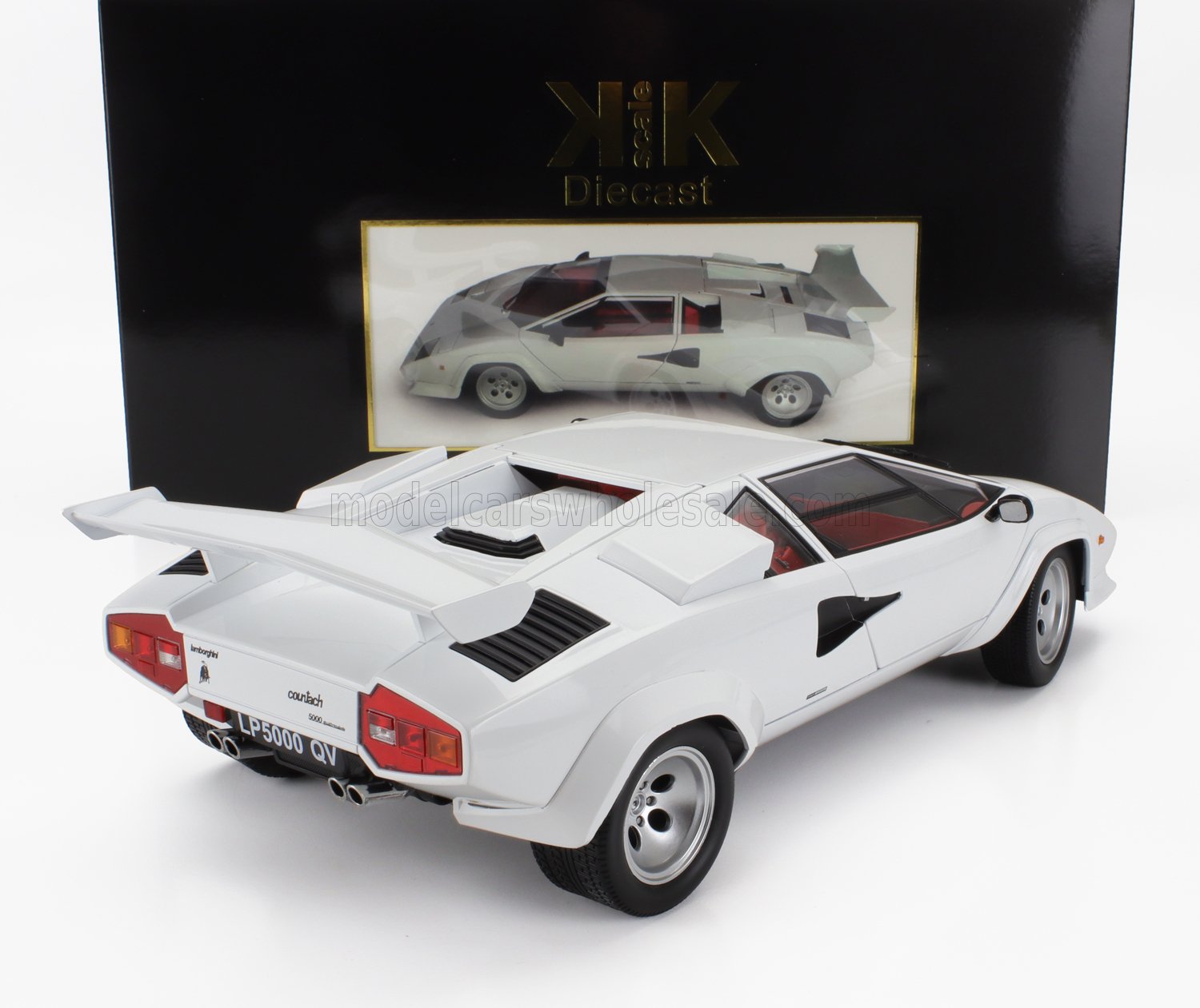 Coche en miniatura Lamborghini Countach LP5000 QV blanco a escala 1:18, actualmente disponible en línea.