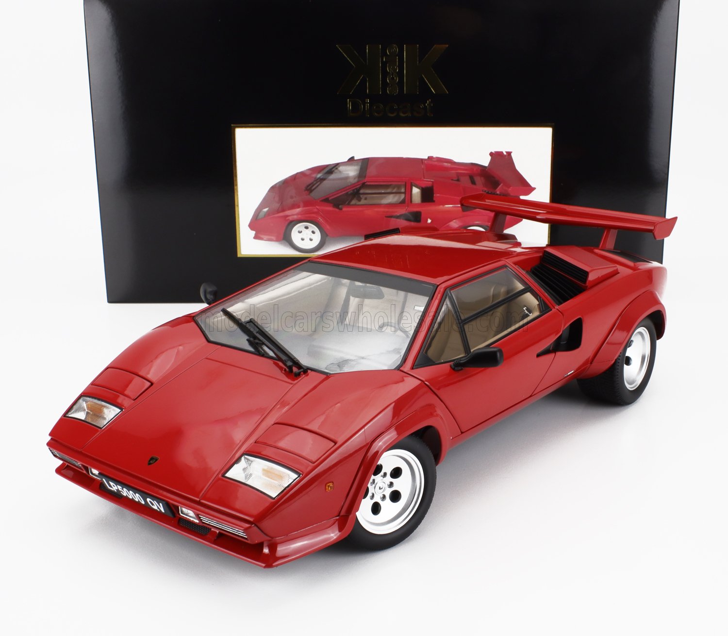 Modelo de coche Lamborghini Countach rojo con alerón y ruedas blancas, mostrado con caja KK Diecast negra, disponible en Vroomi.