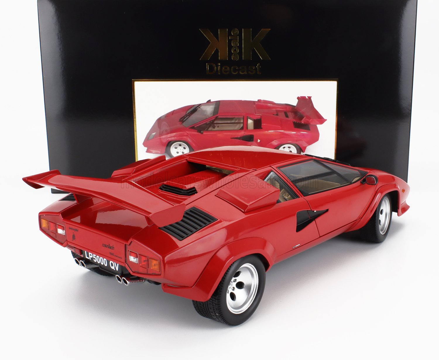 Modelo a escala de Lamborghini Countach LP5000QV rojo con embalaje, ofrecido en Vroomi.