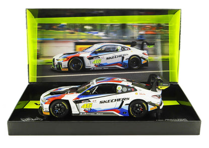 Coche de carreras BMW M4 GT3 Skechers con el número 46 en exhibición, disponible en Vroomi.