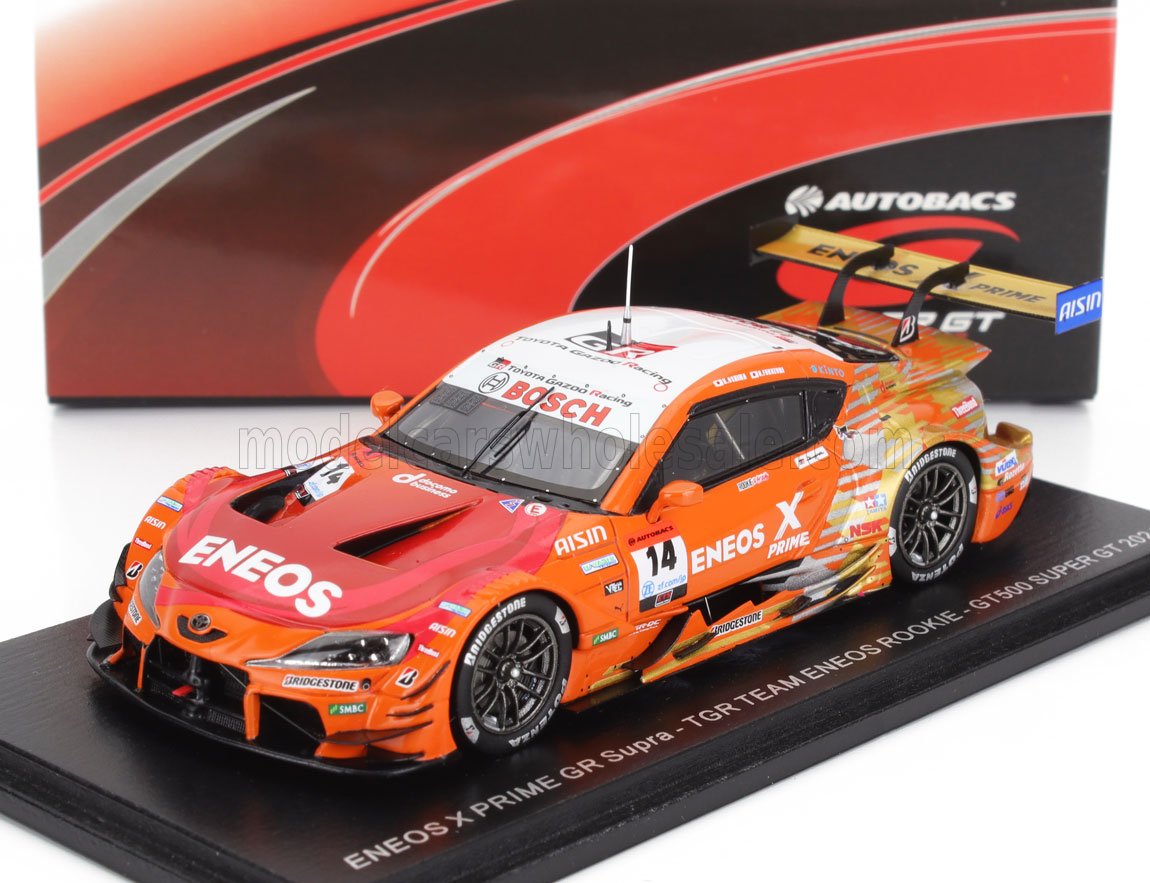 Maqueta a escala del coche de carreras ENEOS X PRIME GR Supra con diseño naranja y blanco, disponible en Vroomi.