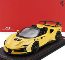Modelo a escala 1/18 de Ferrari descapotable amarillo con detalles en negro, alerón trasero, disponible online.