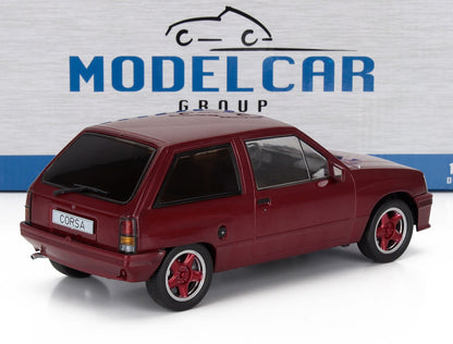 Coche en miniatura Red Corsa a escala 1/43 con cristales tintados, expuesto sobre una superficie blanca con fondo de Model Car Group, disponible en Vroomi.