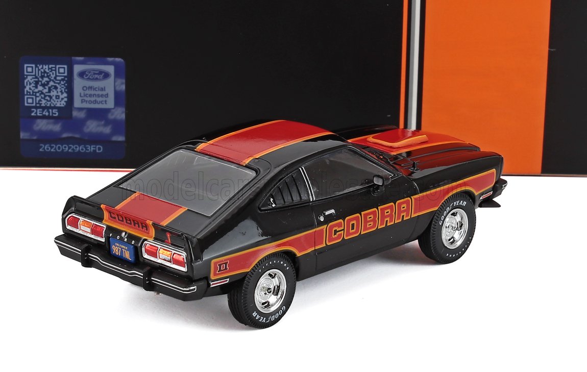 Coche modelo Ford Cobra negro y rojo con rayas naranjas, ruedas detalladas, con licencia oficial, disponible en Vroomi.