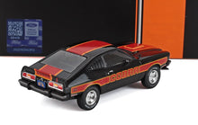 Coche modelo Ford Cobra negro y rojo con rayas naranjas, ruedas detalladas, con licencia oficial, disponible en Vroomi.