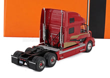 Modelo de cabina de camión Volvo rojo y dorado con ruedas traseras dobles, disponible en Vroomi.