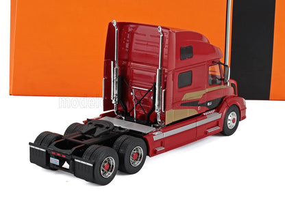 Modelo de cabina de camión Volvo rojo y dorado con ruedas traseras dobles, disponible en Vroomi.