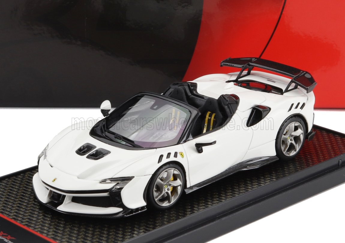Maqueta de coche Ferrari descapotable en miniatura de color blanco con alerón trasero, actualmente disponible en línea.