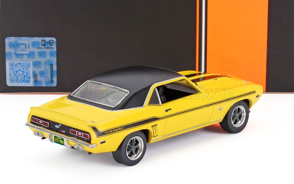 Coche modelo Chevrolet Camaro Yenko SC amarillo de 1969 con techo de vinilo negro y franjas de carreras disponible en Vroomi.