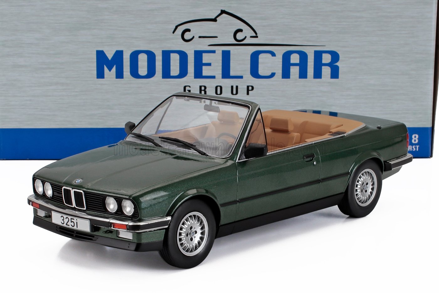 Maqueta de coche descapotable BMW 325i verde con interior marrón claro, disponible en Vroomi.