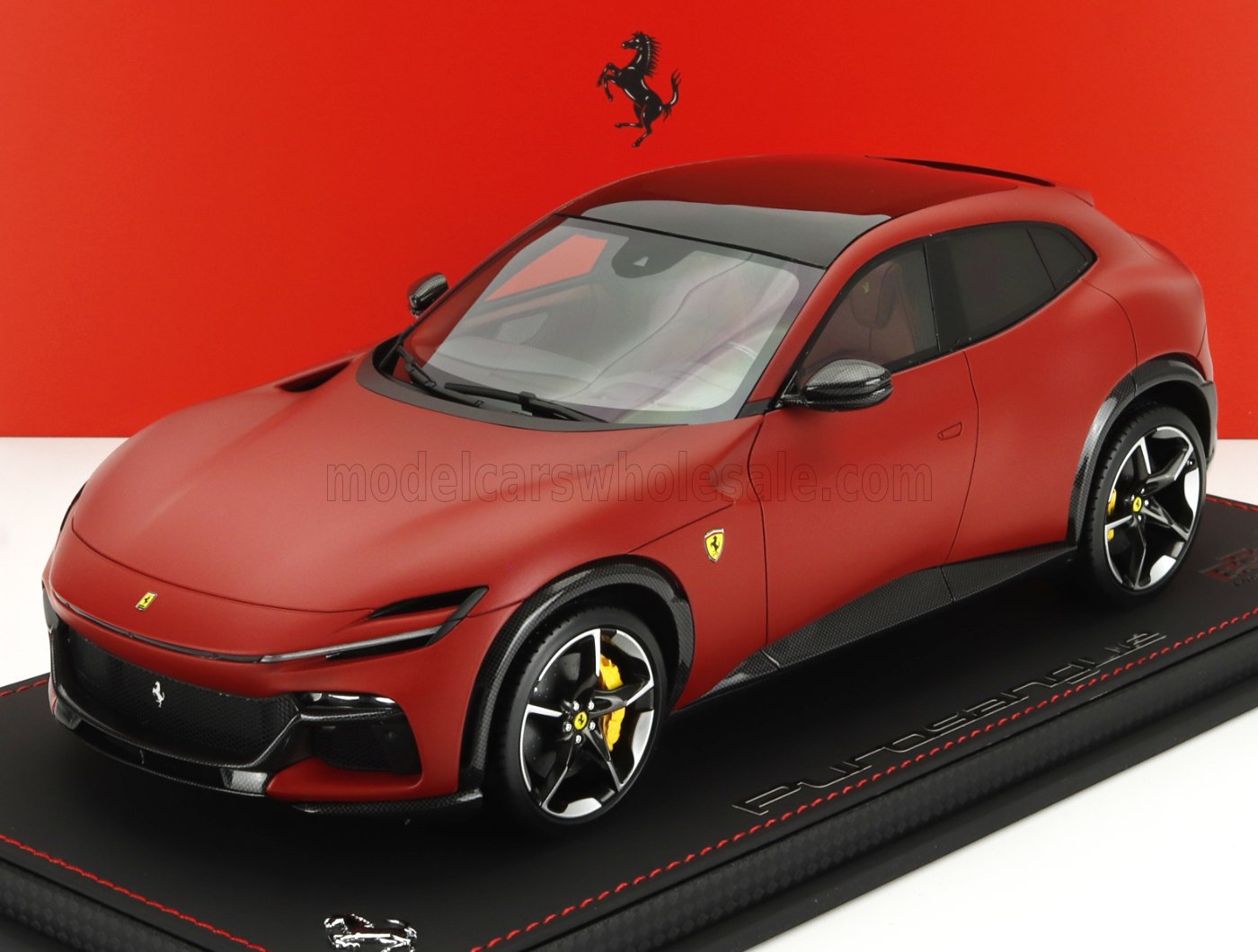 Coche a escala 1/18 Ferrari Purosangue rojo, réplica de lujo fundida a presión, actualmente disponible en Vroomi.