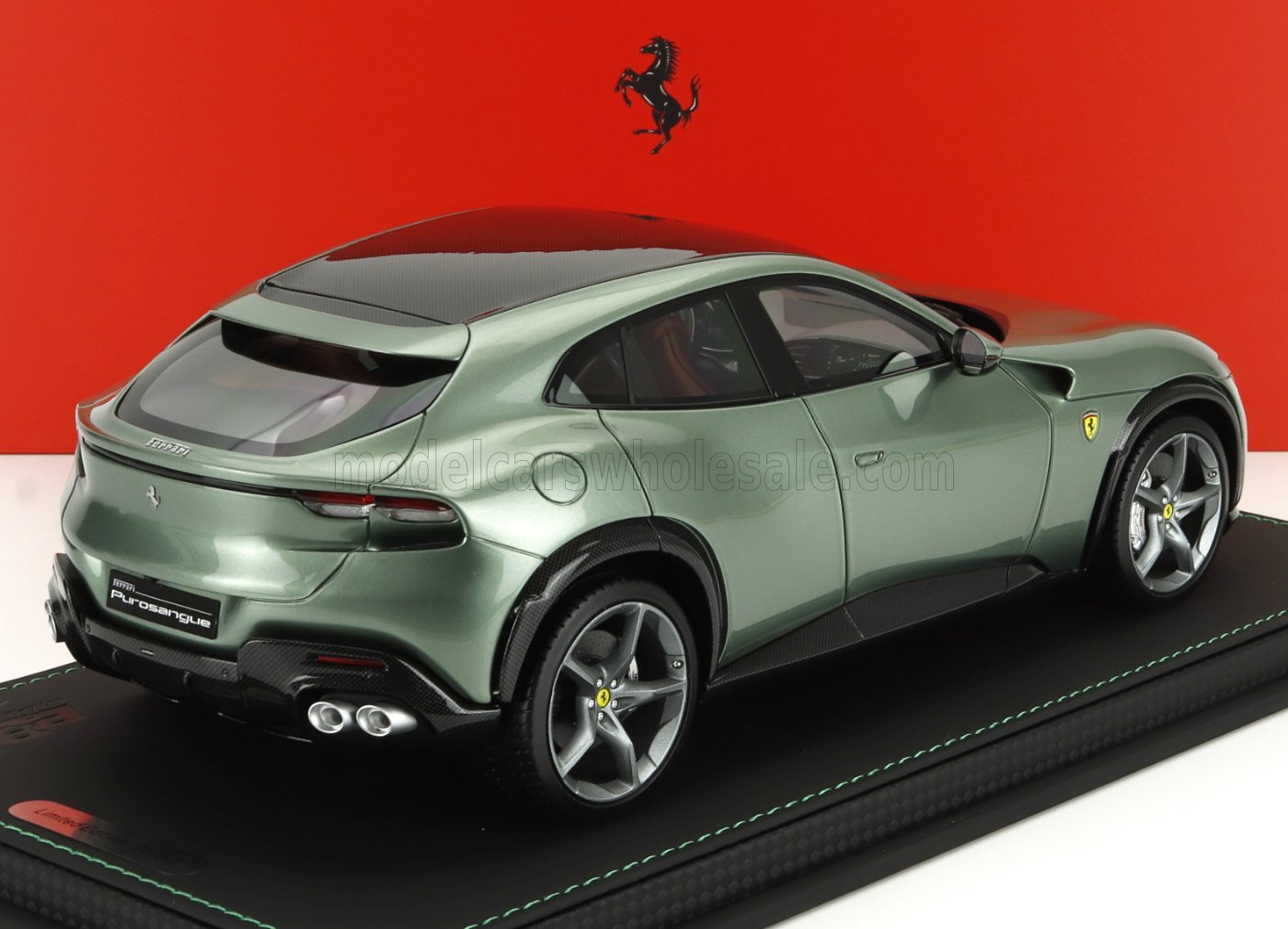 Coche a escala 1/18 Ferrari Purosangue verde con base negra, ahora disponible en Vroomi.
