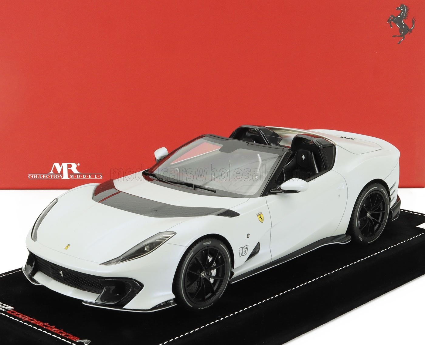 Modelo a escala 1/18 de un Ferrari blanco con detalles en negro, coche de colección ya disponible.