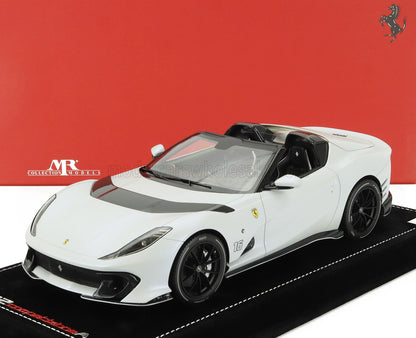 Modelo a escala 1/18 de un Ferrari blanco con detalles en negro, coche de colección ya disponible.