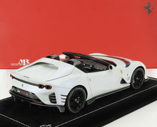 Coche en miniatura Ferrari 812 Competizione A a escala 1:18, color blanco, con ruedas negras, disponible online en Vroomi.