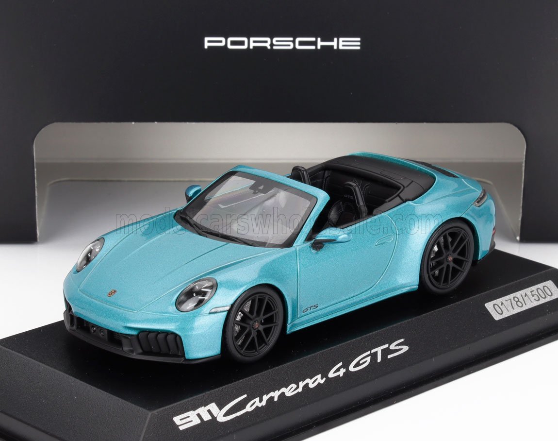 Maqueta a escala del Porsche 911 Carrera 4 GTS descapotable azul con interior negro, con la marca Porsche, disponible a través de Vroomi.