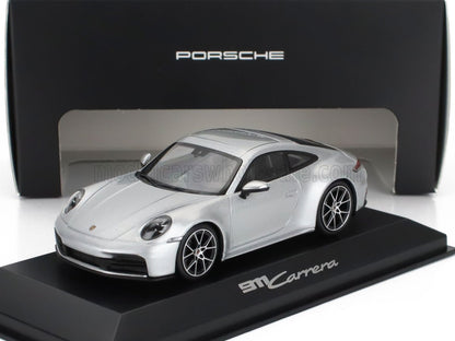 Maqueta plateada del Porsche 911 Carrera sobre una base negra con expositor de la marca Porsche, disponible en Vroomi.