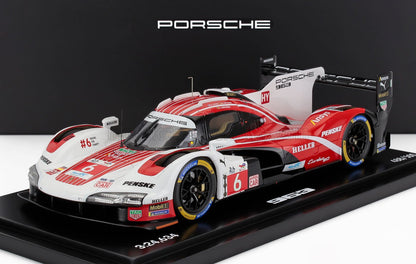 Maqueta a escala del coche de carreras Porsche 963 en rojo, blanco y negro sobre una base de exposición, disponible en Vroomi.