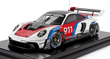 PORSCHE - 911 992 GT3 R N 911 RACING COUPE 2023 - CON VETRINA - CON VITRINA - BLANCO AZUL ROJO