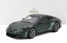 Modelo de coche Porsche 911 verde oscuro de Norev con ruedas detalladas y la marca Porsche, disponible en Vroomi.