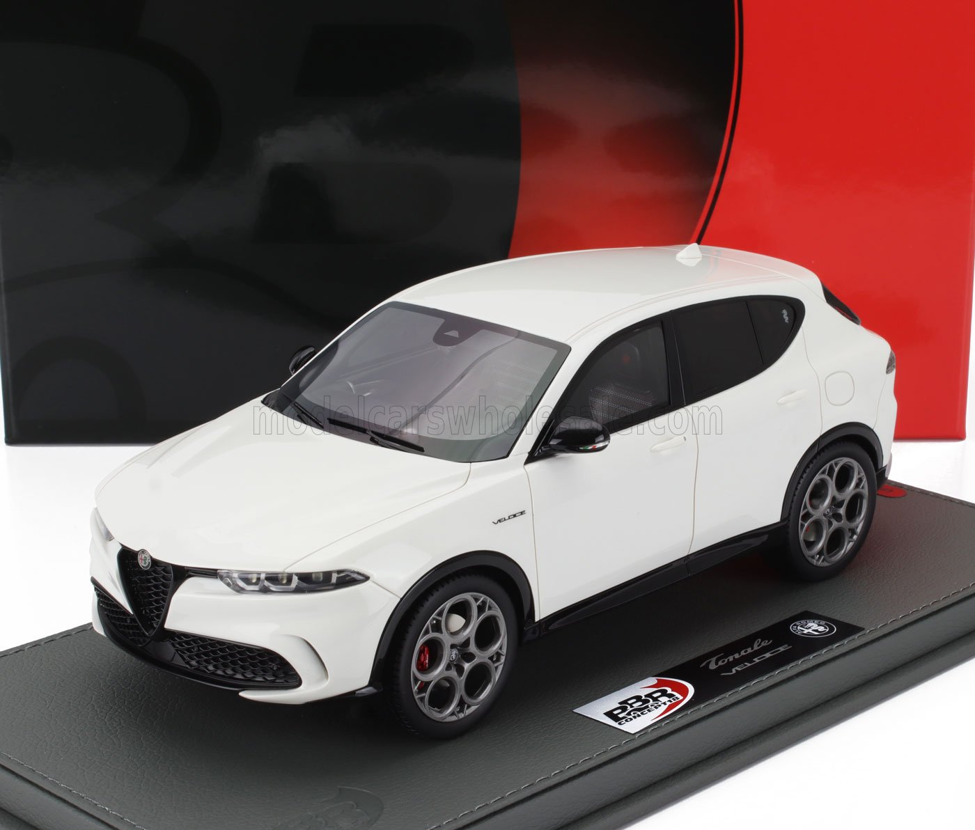 Modelo a escala 1:18 del SUV Alfa Romeo Tonale Veloce blanco, coleccionable, disponible en línea.