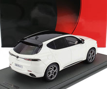 Maqueta de coche Alfa Romeo Tonale en blanco a escala 1/18 con techo negro, réplica coleccionable ya disponible.