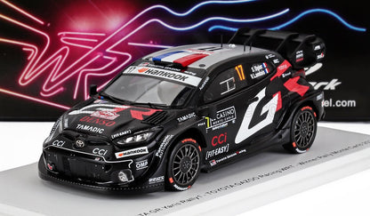 Modelo de coche de rally Toyota Gazoo Racing Yaris negro con logotipos de patrocinadores, disponible a través de Vroomi.