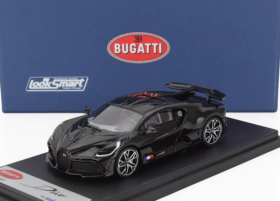 Maqueta a escala del Bugatti Divo negro de LookSmart expuesta en el stand, disponible en Vroomi.