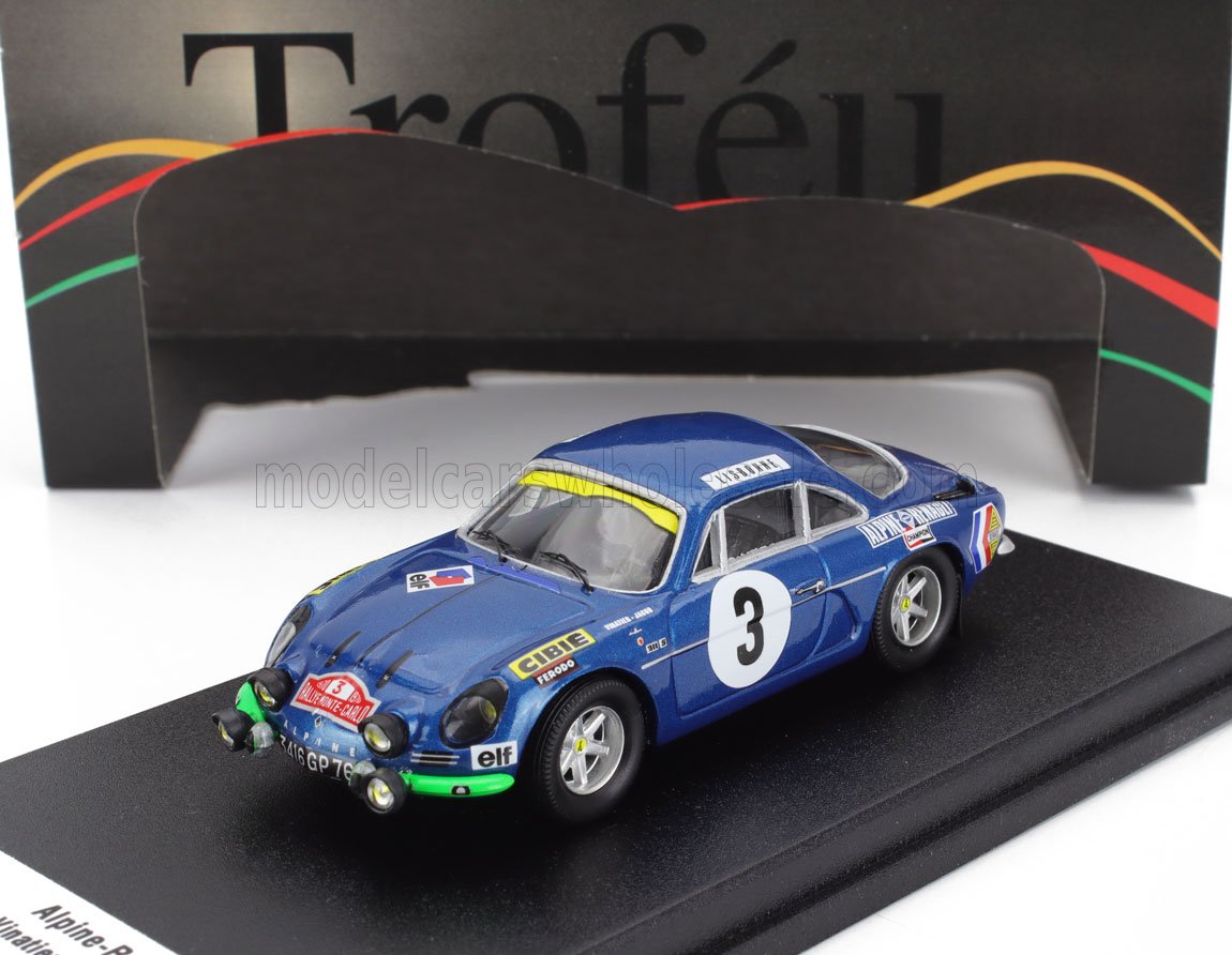 Modelo de coche Alpine A110 azul Alpine con adhesivos de carreras sobre una base negra, disponible en Vroomi.