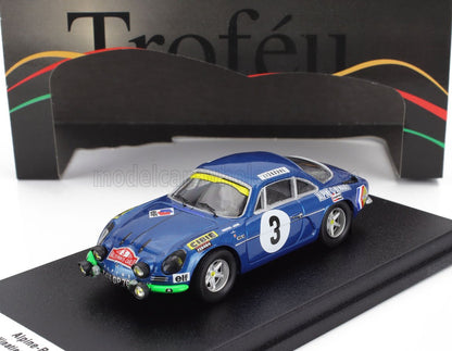 Modelo de coche Alpine A110 azul Alpine con adhesivos de carreras sobre una base negra, disponible en Vroomi.