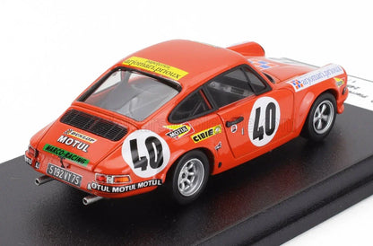 Modelo de coche de carreras Porsche 911 vintage rojo con el número 40 y pegatinas de patrocinadores en exhibición, disponible en Vroomi.