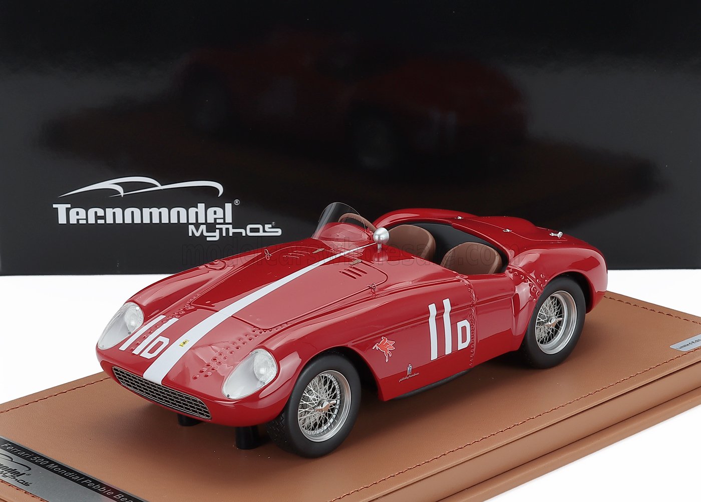 Coche a escala 1/18 Ferrari 500 Mondial rojo con adhesivos de carreras, ya disponible para coleccionistas.