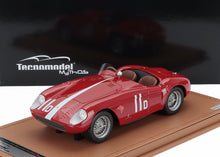 Coche a escala 1/18 Ferrari 500 Mondial rojo con adhesivos de carreras, ya disponible para coleccionistas.