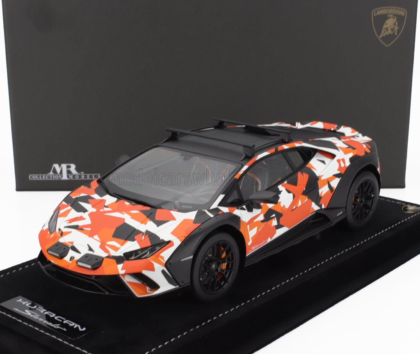 Maqueta de coche Lamborghini Huracan STO a escala 1:18 en color naranja camuflaje, exposición para coleccionistas, disponible en línea.