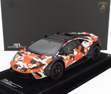 Maqueta de coche Lamborghini Huracan STO a escala 1:18 en color naranja camuflaje, exposición para coleccionistas, disponible en línea.