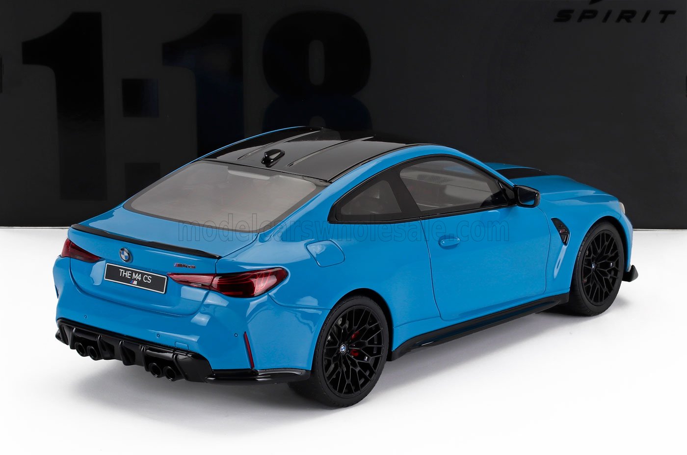 Maqueta de coche BMW M4 CS azul a escala 1:18 con techo y ruedas negros, disponible en la tienda para coleccionistas Vroomi.