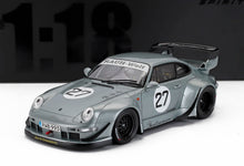 Modelo de coche de carreras Porsche 911 Rauh-Welt a escala 1:18 en gris metalizado con el número 27, disponible en Vroomi.