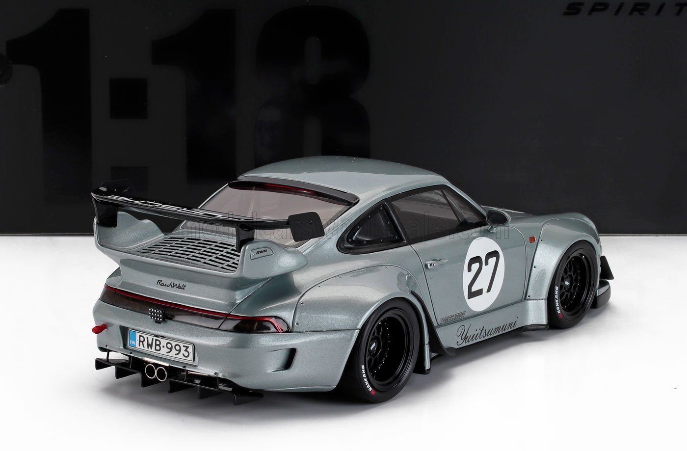 1/18 RWB Porsche 993, modelo de coche de resina plateado con el número de carrera 27, presentado en Vroomi.