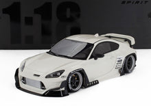 Modelo de coche de carreras Rocket Bunny blanco 1:18 con kit de carrocería ancha y alerón, disponible en Vroomi.