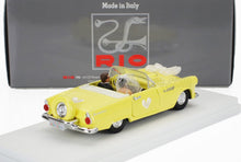 Coche vintage descapotable amarillo con figuras de novios, pegatinas con corazones y placa «Just Married», disponible en Vroomi.