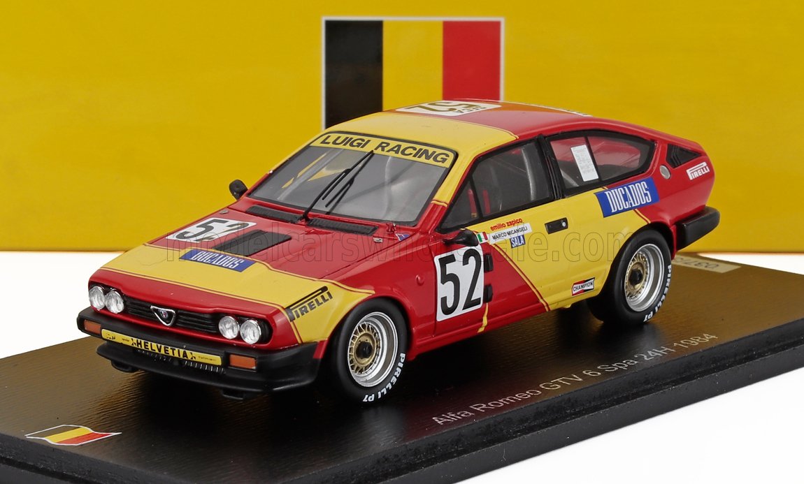 Modelo de coche de carreras Alfa Romeo GTV 6 en rojo y amarillo con el número 52, decorado con la bandera belga, ahora disponible en Vroomi.