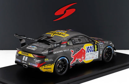 Coche de carreras negro con los logotipos Red Bull Bardahl, número 6, presentado en la plataforma Vroomi.