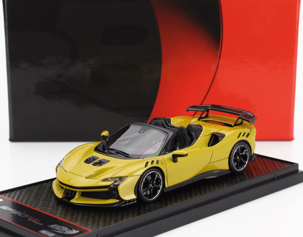 Coche conversible a escala 1/18 de color amarillo con alerón trasero, ya disponible para coleccionistas en Vroomi.