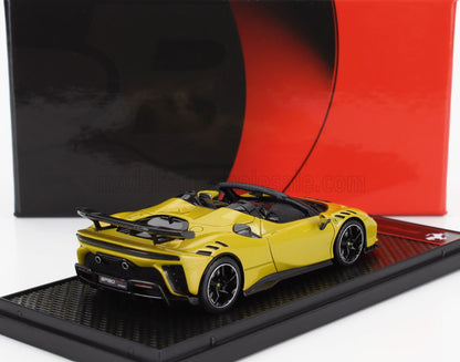 Maqueta a escala del Ferrari SF90 Spider amarillo con alerón trasero en exposición, ahora disponible online.