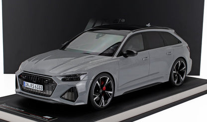 Maqueta del Audi RS6 Avant gris en expositor con diseño detallado, ahora disponible en Vroomi.